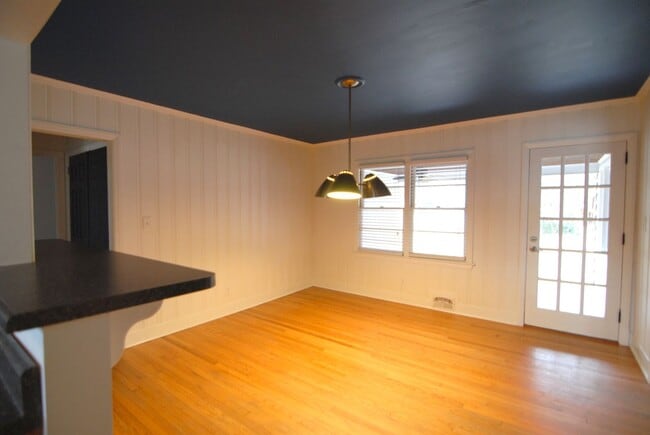Building Photo - Mid-century style 3 bedroom 2 bath brick r...