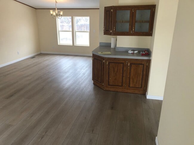 Building Photo - Country living close to town on 1 acre!