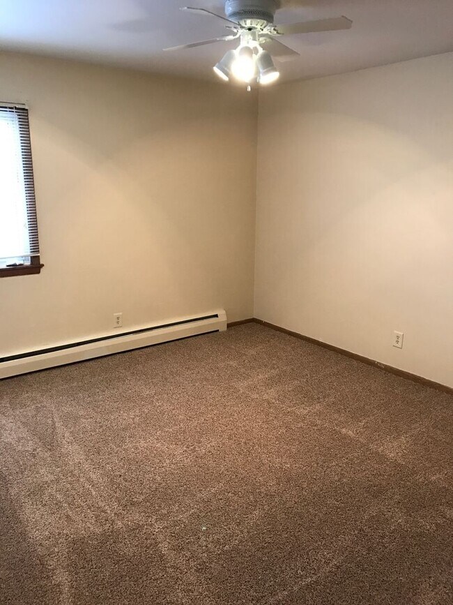 Building Photo - Forestview 1 Bedroom Upper Floor