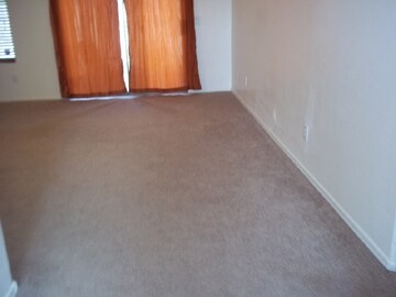 Building Photo - Available Early Dec! 4 BR 2 Bath Home! Cor...