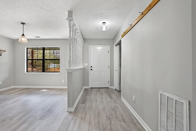 Building Photo - 208 Miner Dr