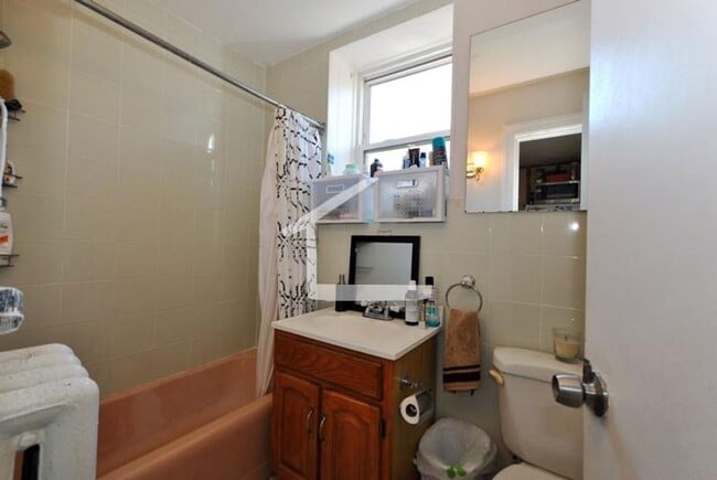 Building Photo - 2BR/1Bth unit in professionally managed building, Heat/Hot Water included.