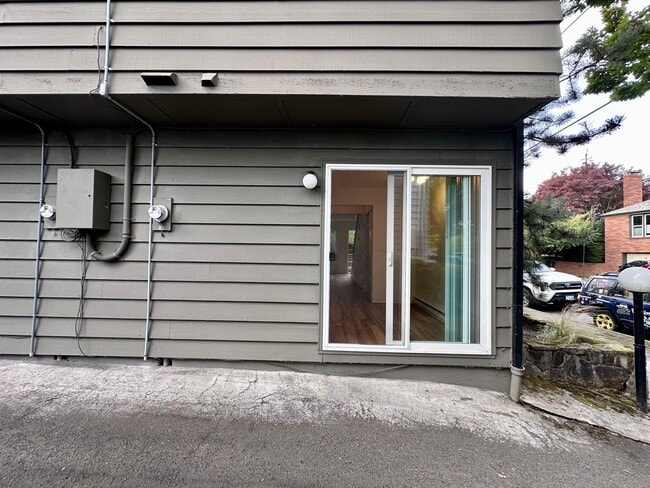 Building Photo - Charming 2-Bedroom Townhome in Sullivan's ...