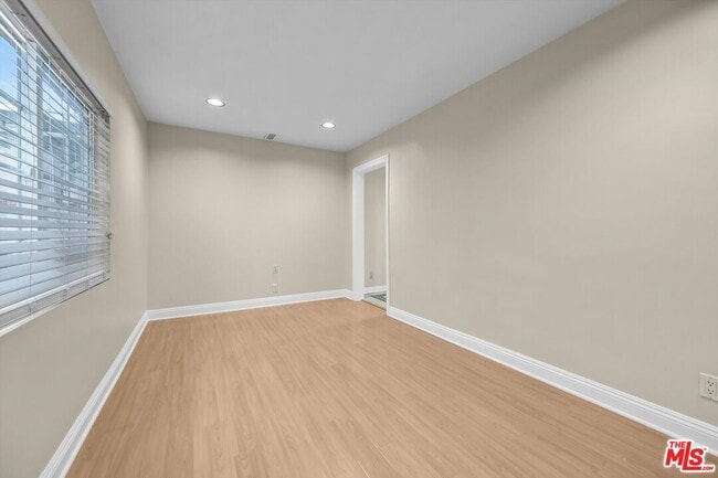 Building Photo - 4421 Prospect Ave