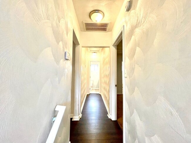 Building Photo - Charming 3-Bedroom Home with Fenced Yard i...