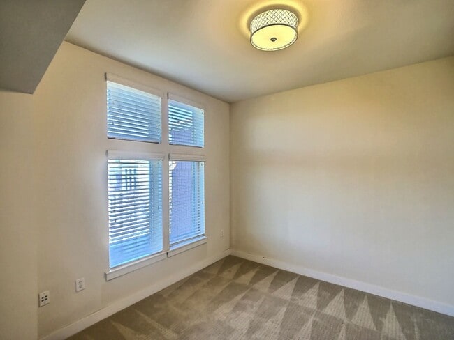 Building Photo - Ideally Located 3 Bedroom Townhouse with Cahill Park Views