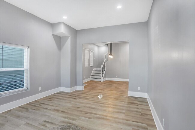 Building Photo - COMING SOON 6/10  Modern, Chic and brand n...