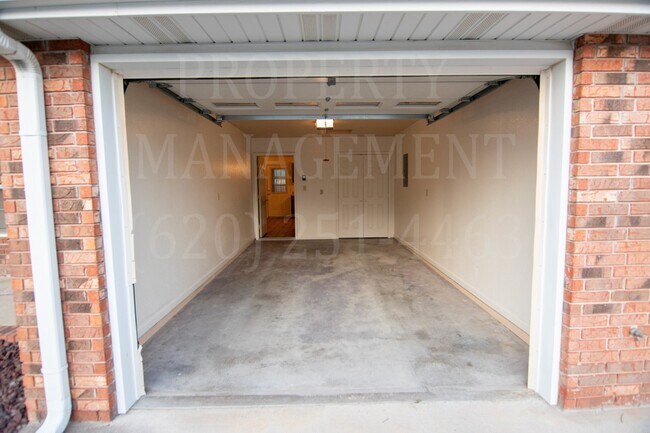 Building Photo - 2 Bedroom 2 Bath