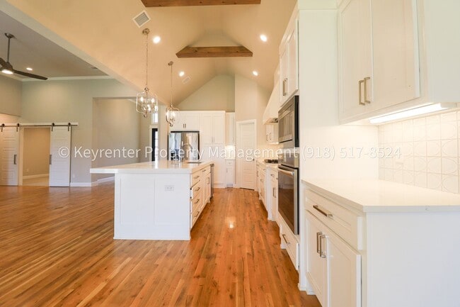 Building Photo - COMING SOON! Marvelous and Modern 3 Bed/ 3.5 Bath Home in South Broken Arrow!
