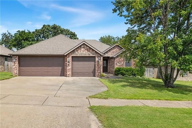 Primary Photo - BEAUTIFUL HOME IN GREAT LOCATION!