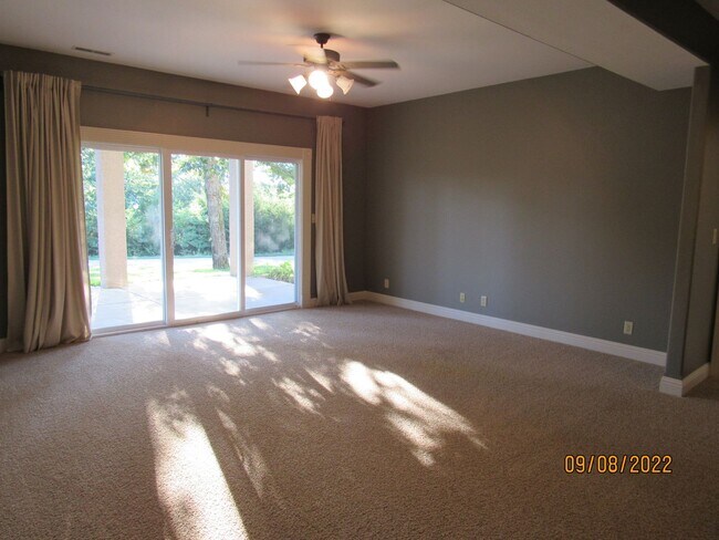 Building Photo - 4 bedroom duplex in Camdenton