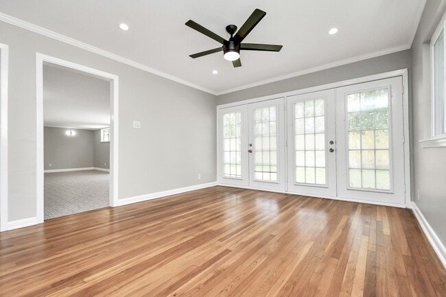 Building Photo - 8034 Ridgeview Dr