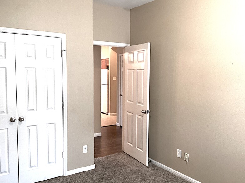 Building Photo - 18505 Sandy Bottom Dr