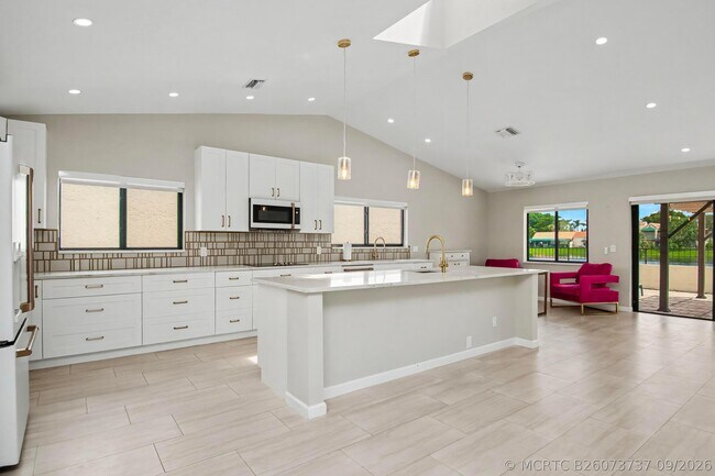 Building Photo - 21460 Laguna Dr