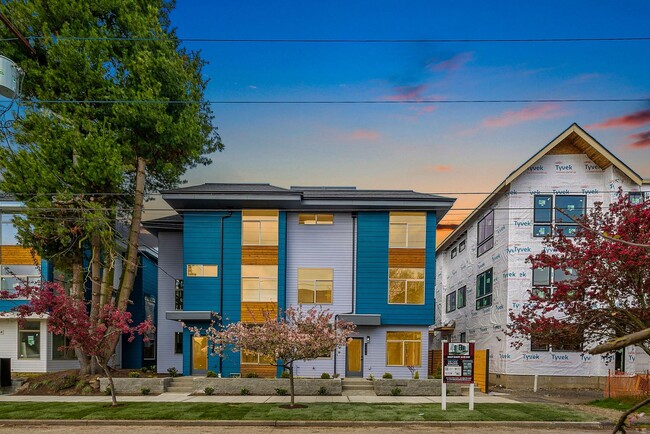 Building Photo - 3 year old Crown Hill townhome