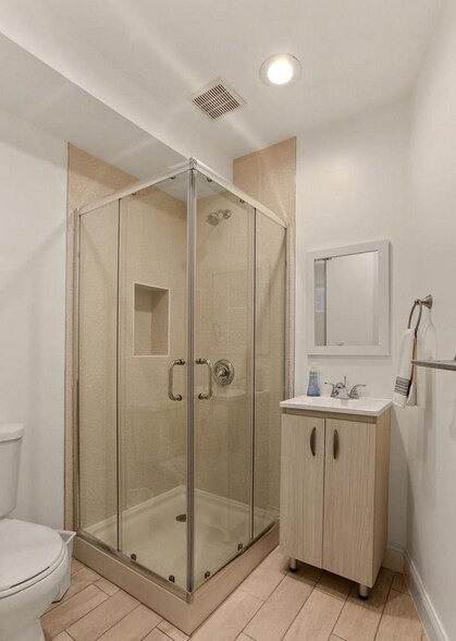 Guest bath - 650 Newton Pl NW