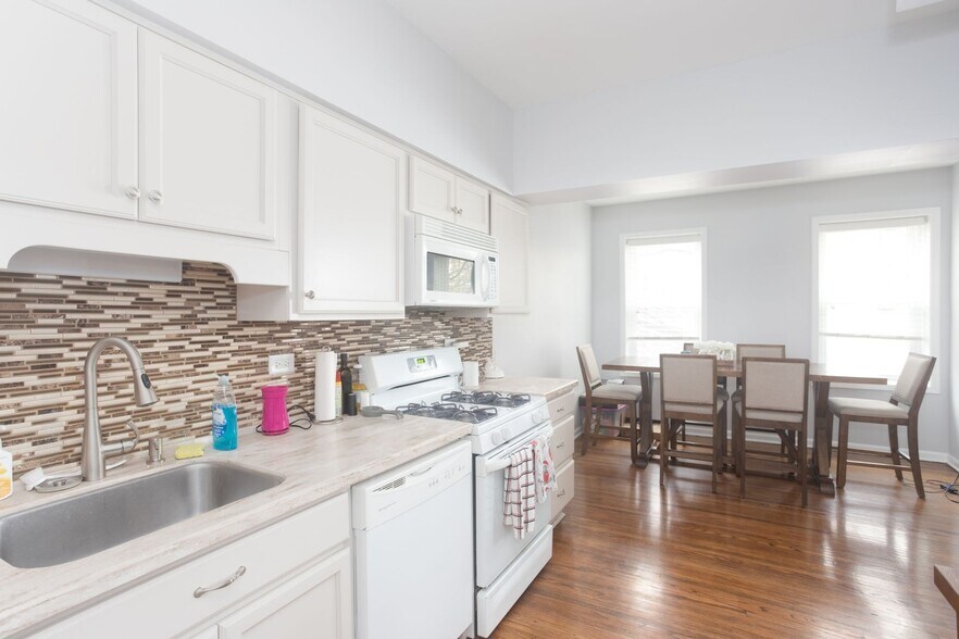 Building Photo - 3711 N Kenmore Ave