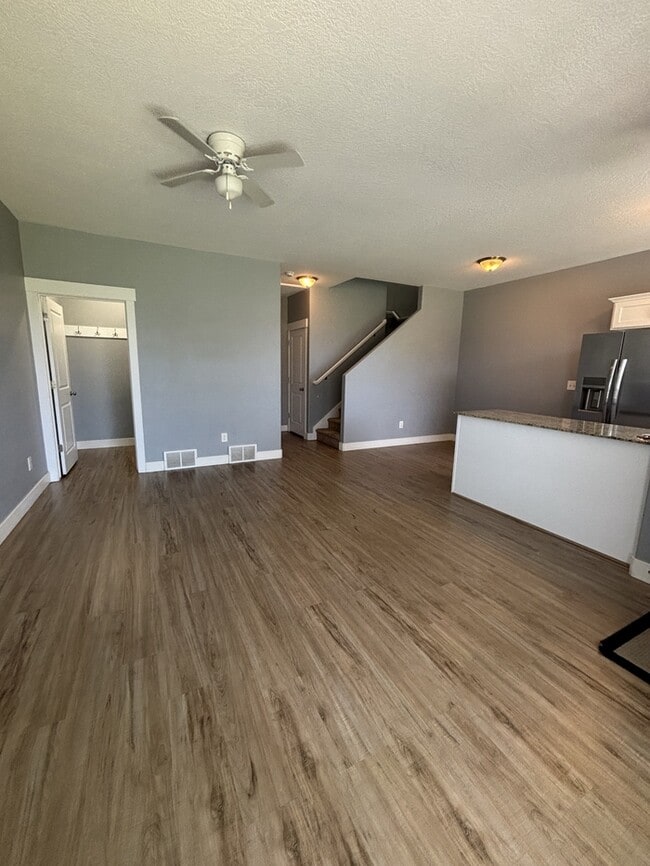 Building Photo - 2 bedroom/ 1.5 bathroom Townhouse in Eagle...