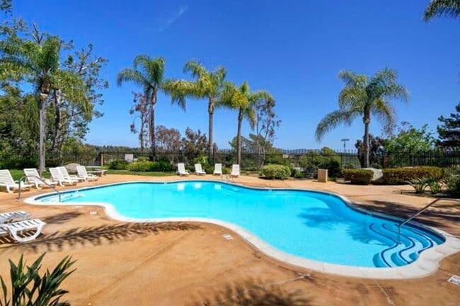 Building Photo - Beautiful 4Br/2.5Ba Home With Private Yard In Shadowridge!!