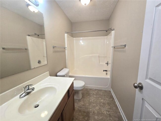 Building Photo - 410 Roundtree Dr