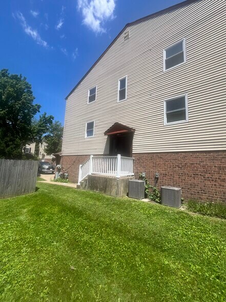 Building Photo - 13085 Blakeslee Dr