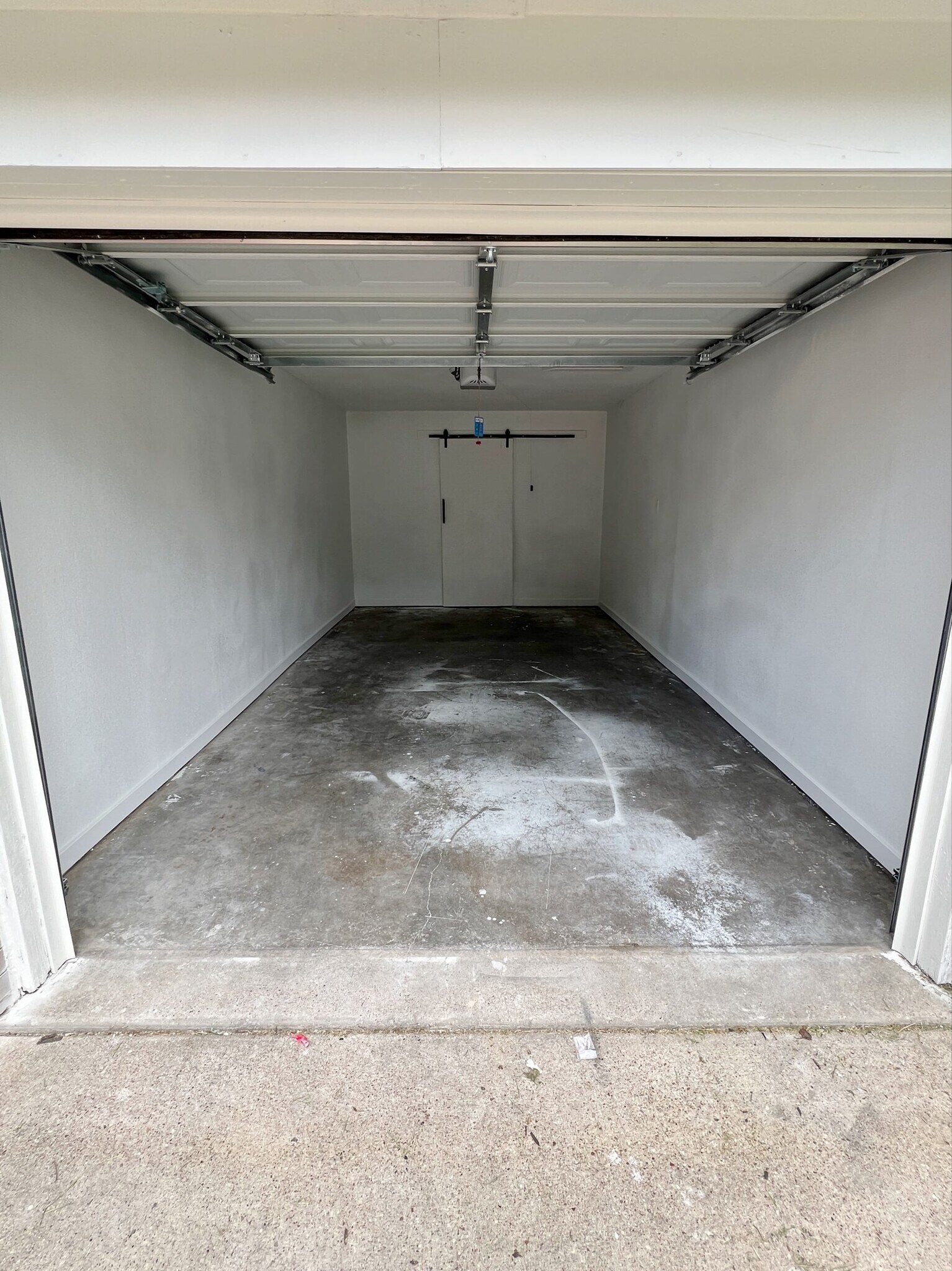 1 car garage + drive way - 1425 Little St