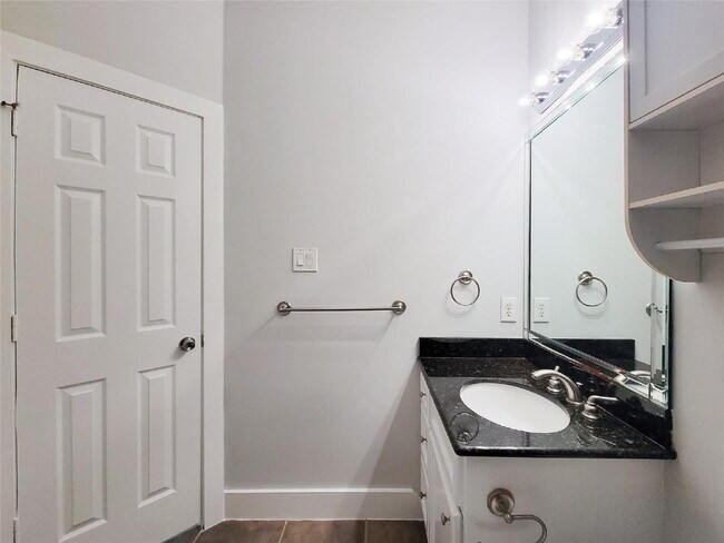 Building Photo - 3 Bed Townhome in 77003 Near Minute Maid Park + First-Floor Living