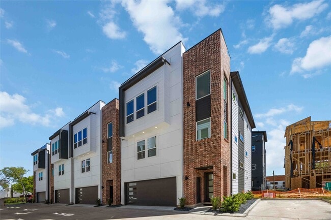 Building Photo - 3028 Lamar St