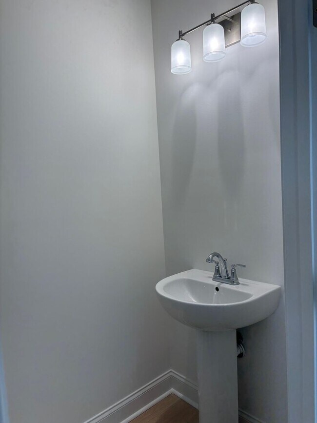 Building Photo - Knoxville 37920 - 3 bedroom 2.5 bath - cal...