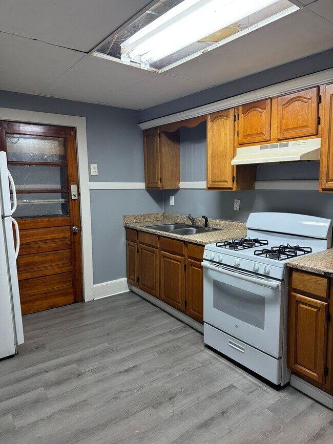 Building Photo - One Bedroom Apartment in Kingston!