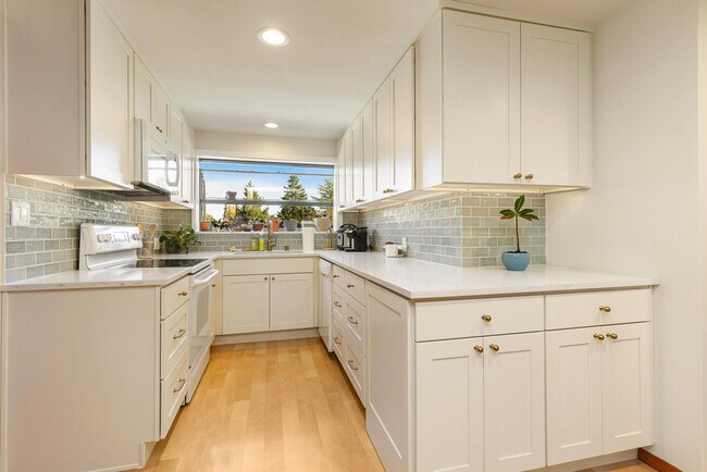 Building Photo - 10828 23rd Ave NE