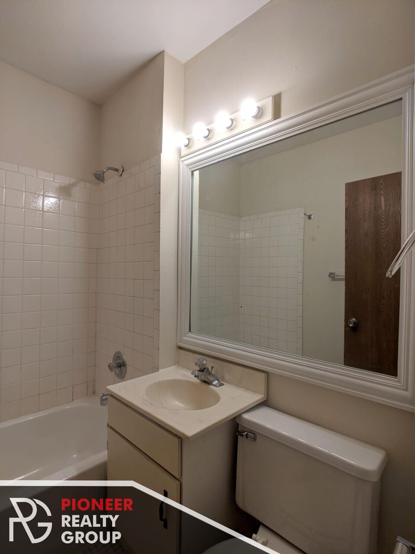 Building Photo - 813 W Cornelia Ave