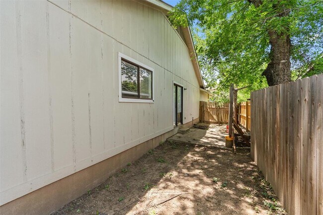 Building Photo - 11411 Walnut Ridge Dr