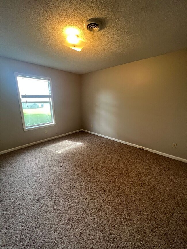 Building Photo - 208 Ivie Ln