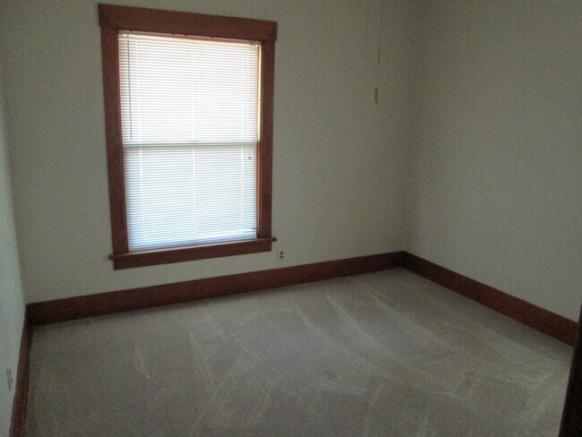 Building Photo - This Home Has 2 Sun Rooms