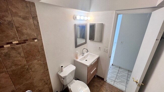 Building Photo - 2 Bedroom/1 Bath Townhome in Orlando!