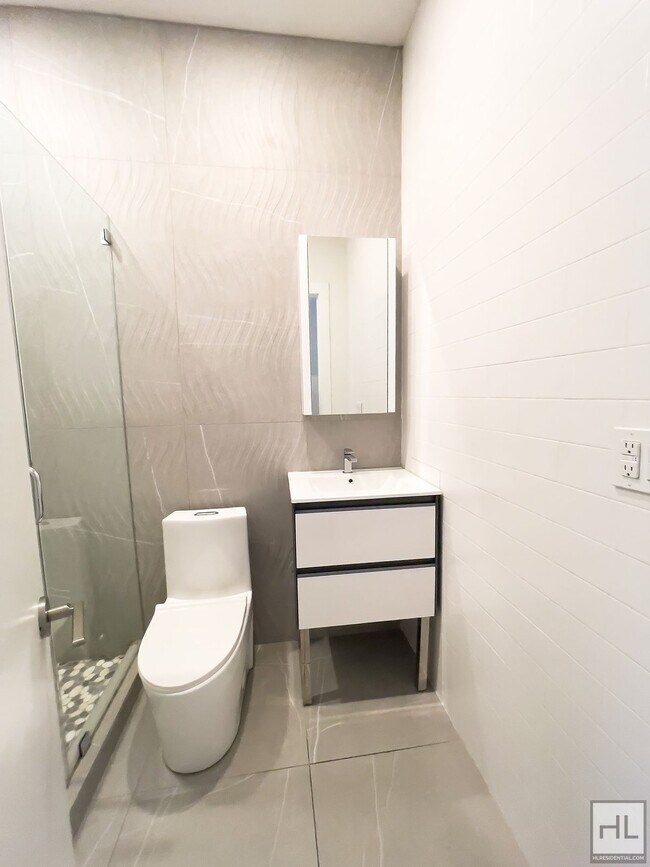 Building Photo - DEKALB AVENUE / Spacious 4-Bed 2-Bath / Gr...