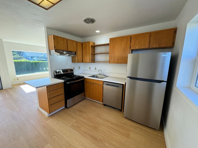 Building Photo - Adorable two bedroom cottage in Newport!