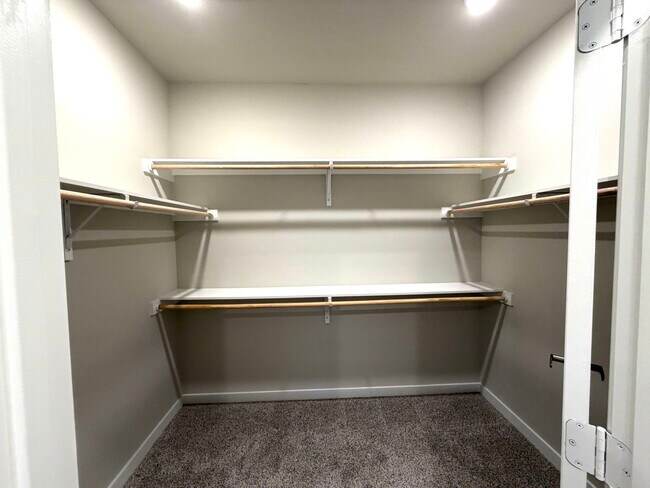 Building Photo - 1700 Daleside Ln