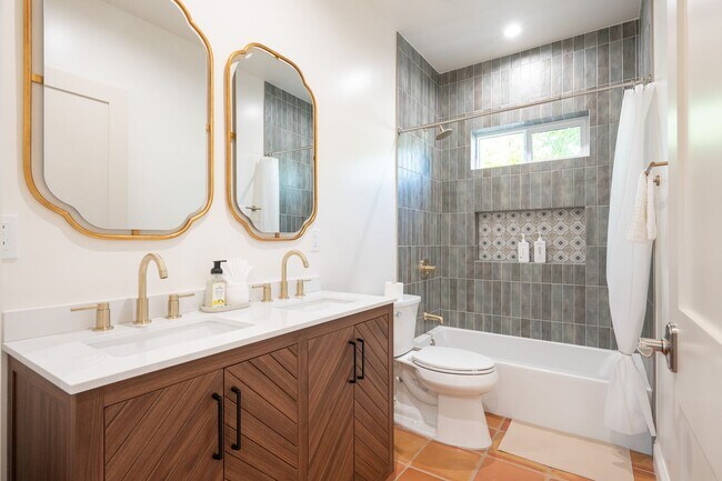 Building Photo - Contemporary New home in Monrovia