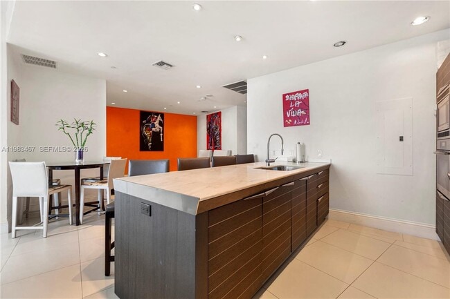 Building Photo - 200 Biscayne Blvd Way