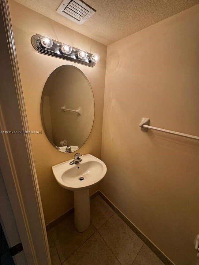 Building Photo - 2819 SE 1st Dr