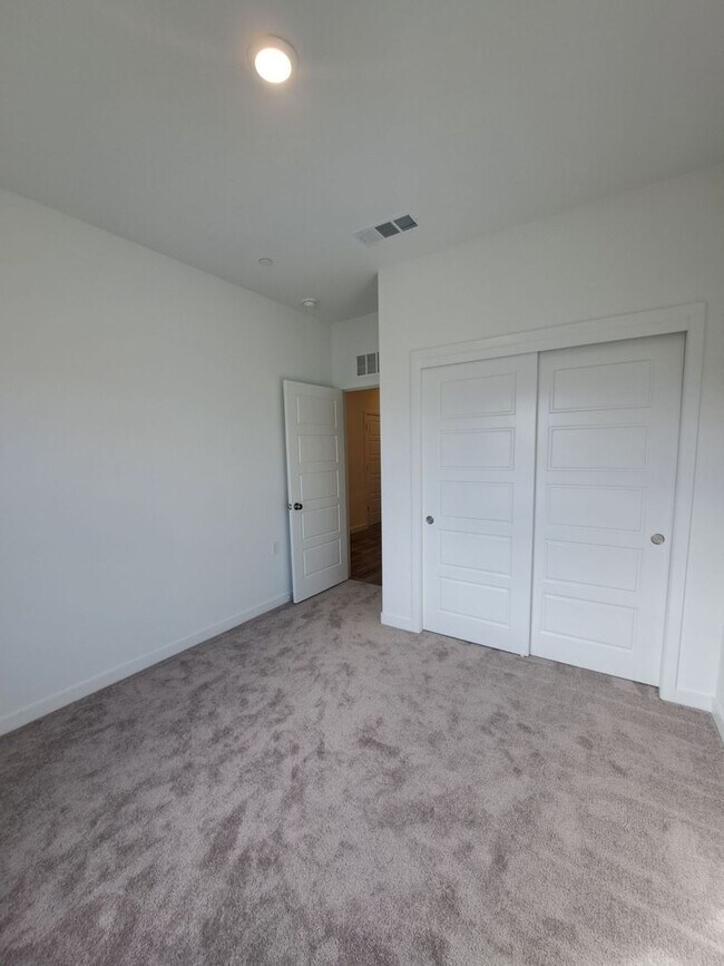 Building Photo - Beautifully Built Home! 3 bed, 2 bath