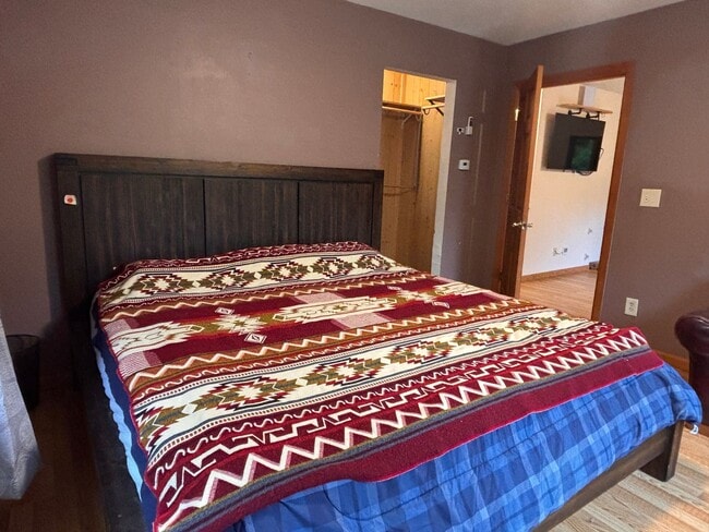 Building Photo - Peaceful Retreat 10 Acres - 20 min to Mqt
