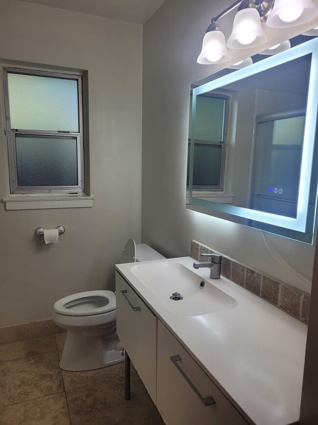Building Photo - 3 bedroom home close to Land Park