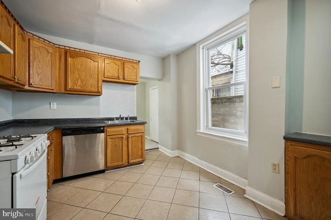 Building Photo - 2014 W Oxford St