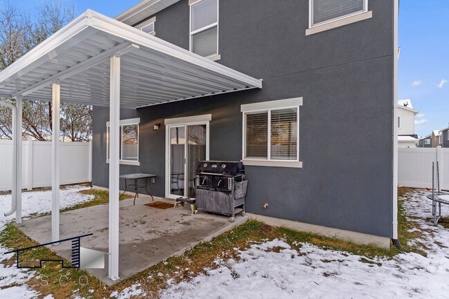 Building Photo - West Haven Utah 3 Bedroom 2.5 Bathroom Home!