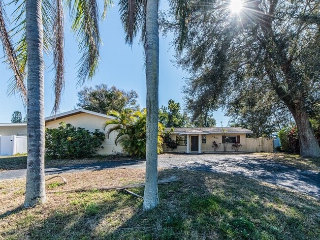 Building Photo - 2242 Indian Ave S