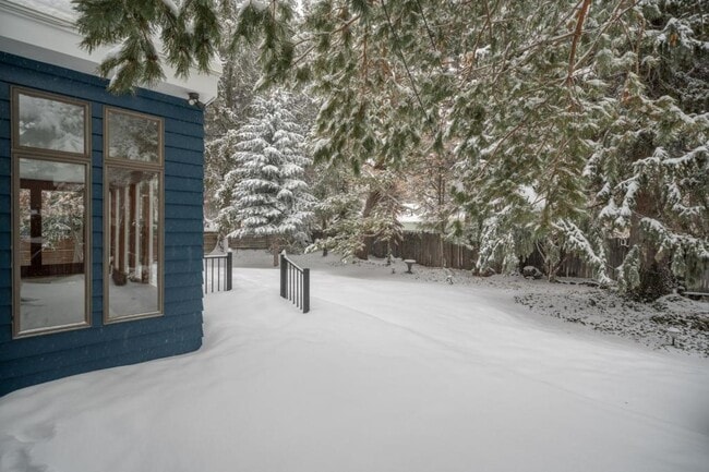 Building Photo - 225 E 25th St