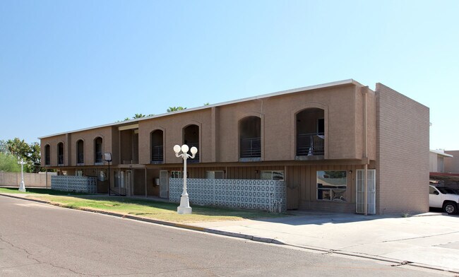Building Photo - Towne House Manor